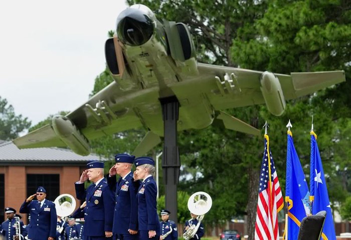 Đại Tá Leavitt là phụ nữ đầu tiên lái máy bay chiến đấu, và nay trở thành phụ nữ đầu tiên chỉ huy một không đoàn trong Không quân Hoa Kỳ.