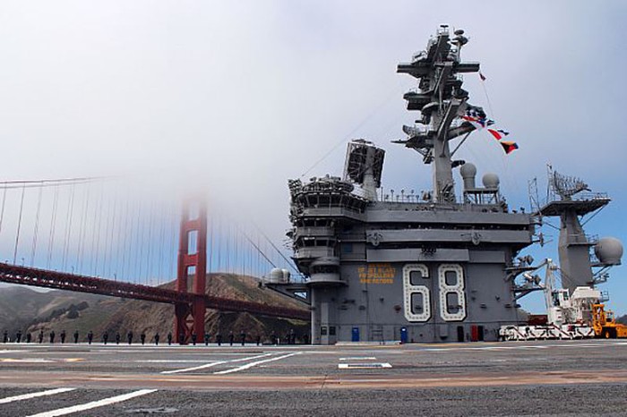 San Francisco (30 tháng 5 năm 2012): Tàu sân bay USS Nimitz (CVN 68) chuẩn bị rời cảng San Francisco để trở về căn cứ hải quân Everett tại Washington sau một chuyến viếng thăm cảng ba ngày. Nimitz đã đến San Francisco ngày 27 tháng 5 năm 2012 nhân kỷ niệm 75 năm cây cầu Golden Gate.