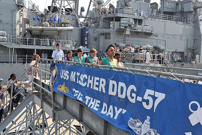 Đảo Staten, New York (26 tháng 5 năm 2012): Tàu khu trục tên lửa dẫn đường USS Mitscher (DDG 57) trong Tuần lễ Hạm đội New York 2012.