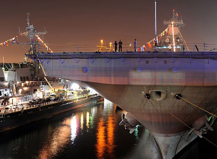 Đảo Staten, New York (26 tháng 5 năm 2012): Tàu tấn công đổ bộ USS Wasp (LHD 1) trong Tuần lễ Hạm đội New York 2012.
