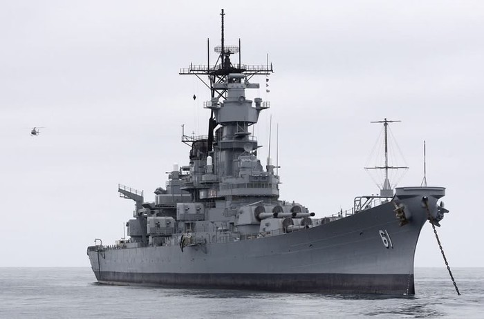 Chiến hạm USS Iowa hôm 26/5 đã bắt đầu thực hiện chuyến hành trình cuối cùng của mình trên biển, bắt đầu từ cảng Richmond, California để tới điểm dừng chân cuối cùng là viện bảo tàng tàu chiến ở San Pedro (một phần của cảng Los Angeles).