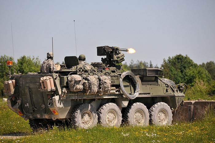 Grafenwoehr, Đức (ngày 25 tháng 5 năm 2012): Binh lính thuộc trung đoàn 2 của Quân đội Mỹ trên xe bọc thép Stryker trong một cuộc diễn tập tại khu vực Grafenwoehr, Đức.