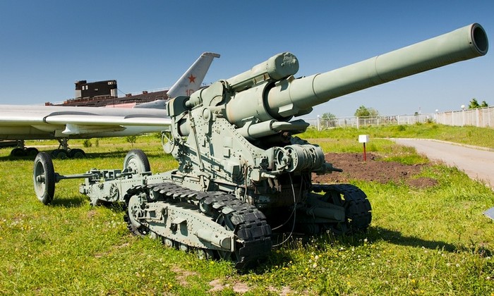 Pháo B-4 203 mm.