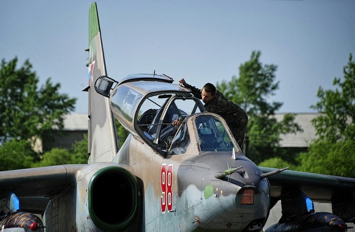 Máy bay huấn luyện hai chỗ ngồi Su-25UB mang số hiệu 98 tại căn cứ không quân Chernigovka.