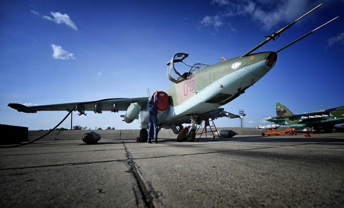 Máy bay chiến đấu Su-25SM mang số hiệu 05. Su-25SM là một trong những biến thể một chỗ ngồi của Su-25 có khả năng tồn tại cao và không chiến tốt.