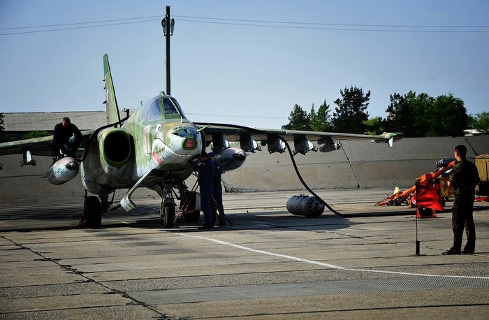 Bơm nhiên liệu cho một máy bay tại căn cứ không quân Chernigovka.