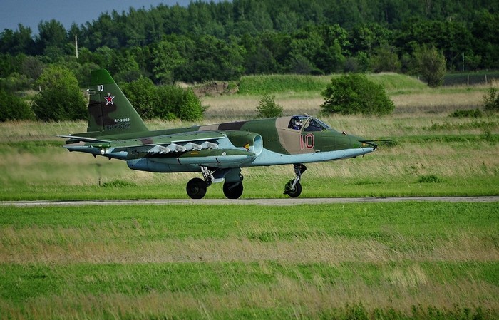 Máy bay Su-25 mang số hiệu 10 chuẩn bị cất cánh tại căn cứ không quân Chernigovka.