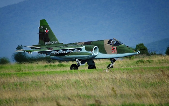Máy bay Su-25 mang số hiệu 51 chuẩn bị cất cánh tại căn cứ không quân Chernigovka.