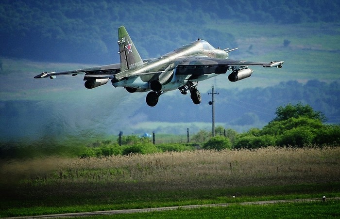 Máy bay Su-25 mang số hiệu 60 cất cánh tại căn cứ không quân Chernigovka.