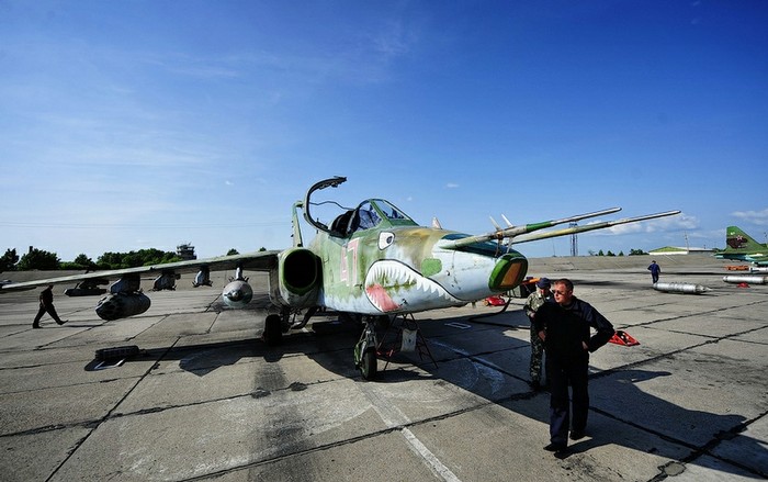Máy bay Su-24 có chiều dài – 15,53 m, chiều cao - 4,80 m, sải cánh - 14,36 m. Su-25 có trọng lượng rỗng - 9.185 kg, trọng lượng cất cánh - 14.600 kg, và trọng lượng cất cánh tối đa - 17.600 kg.