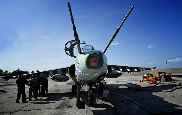 Su-25 sử dụng 2 động cơ phản lực Tumansky R-195, công suất 44.18 kN mỗi chiếc, cho phép nó đạt tốc độ tối đa 975 km/h, tầm bay lên đến 375 km khi chiến đấu và 1.950 km khi tuần tiễu.