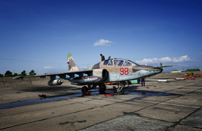 Những chiếc máy bay huấn luyện Su-25UB này có khung và một móc hãm được gia cố để tập các bài tập hạ cánh trên tàu sân bay.