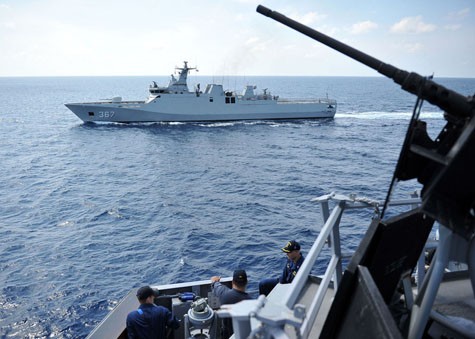 Tàu hộ tống KRI Sultan Iskandar Muda (số hiệu 367) của Hải quân Indonesia cùng với các tàu khu trục tên lửa dẫn đường USS Vandergrift (FFG 48) của Hoa Kỳ trong cuộc tập trận chung CARAT 2012 tại vùng biển Java.