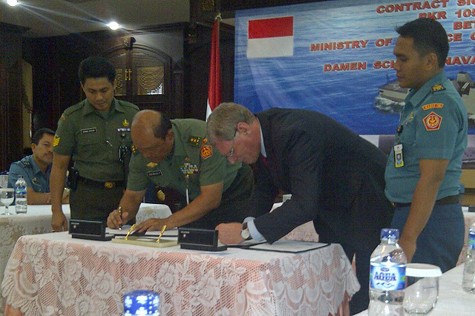 Lễ ký kết hợp đồng giữa đại diện BQP Indonesia đã ký với công ty đóng tàu Hà Lan Damen Schelde Naval Shipbuilding tại Jakarta.