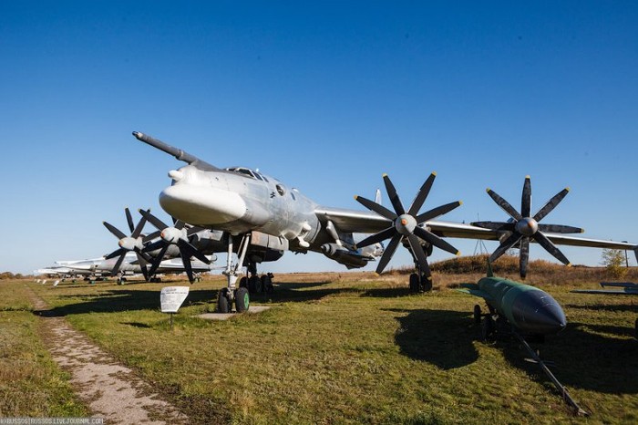 Máy bay ném bom Tu-95K-22. Tupolev Tu-95K-22 là một biến thể của máy bay ném bom Tu-95, được thiết kế để mang tên lửa hành trình Raduga Kh-22 (NATO gọi là AS-4 Kitchen). Tu-95K-22 được trang bị 4 động cơ tuốc bin cánh quạt Kuznetsov NK-12MV, 11.000 kW mỗi chiếc cho phép nó bay với tốc độ tối đa 925 km/h và tầm hoạt động lên đến 15.000 km.