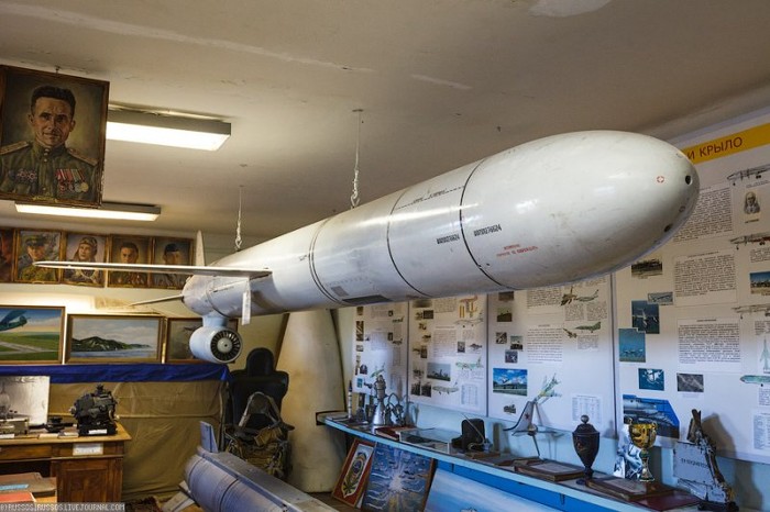 Tên lửa hành trình không đối đất Kh-55. Được thiết kế bởi Phòng thiết kế Raduga, Kh-55 có tầm bắn lên đến 3.000 km và có thể mang đầu đạn thông thường hoặc đầu đạn hạt nhân.