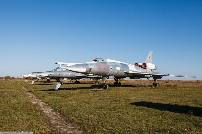 Máy bay Tu-22 thuộc Trung đoàn Không quân 203 của Belarus. Tupolev Tu-22 (Tên hiệu NATO Blinder) là một máy bay ném bom và trinh sát phản lực của Không quân Xô viết. Máy bay được trang bị 2 động cơ tuốc bin phản lực Dobrynin RD-7M-2, 107.9 kN mỗi chiếc cho phép nó đạt tốc độ tối đa 1.510 km/h và tầm hoạt động lên đến 4.900 km.