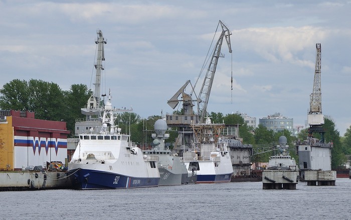 Trong ảnh, theo thứ tự từ trước ra sau: tàu tuần tra biên giới project 22460 Brilliant (số hiệu nhà máy 502, hạ thủy ngày 26 tháng 11 năm 2011), tàu pháo project 21630 Volgodonsk (số hiệu nhà máy 161, hạ thủy ngày 06 tháng 5 năm 2011), tàu tuần tra biên giới project 22460 “ngọc trai” Zhemchug (số hiệu nhà máy 503, hạ thủy ngày 21 tháng 4 năm 2012) và tàu pháo project 21630 Makhachkala (số hiệu nhà máy 162, hạ thủy ngày 27 tháng 4 năm 2012).