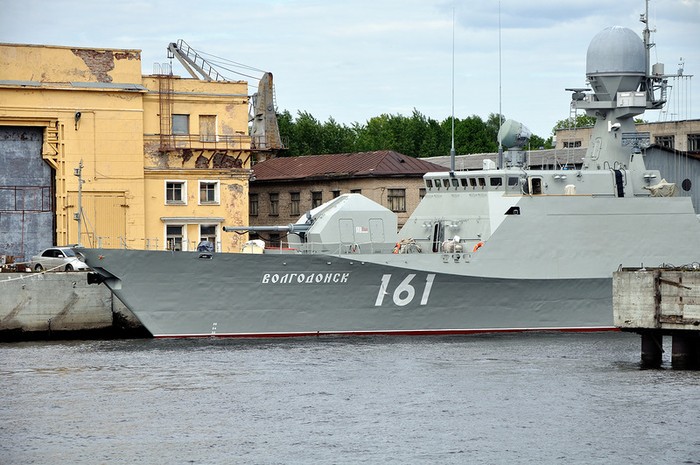 Tàu pháo Volgodonsk có lượng giãn nước 600 tấn, dài 62m, rộng 9,6 m và mướn nước 2,04m.