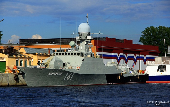 Chiến hạm Volgodonsk được trang bị một pháo hạm 100mm A-190-1, 2 pháo phòng không 30mm Ak-306 và 2 súng máy MPTU cỡ nòng 14,5mm.