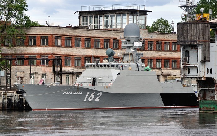 Tàu pháo Makhachkala (số hiệu nhà máy 162, hạ thủy ngày 27 tháng 4 năm 2012).