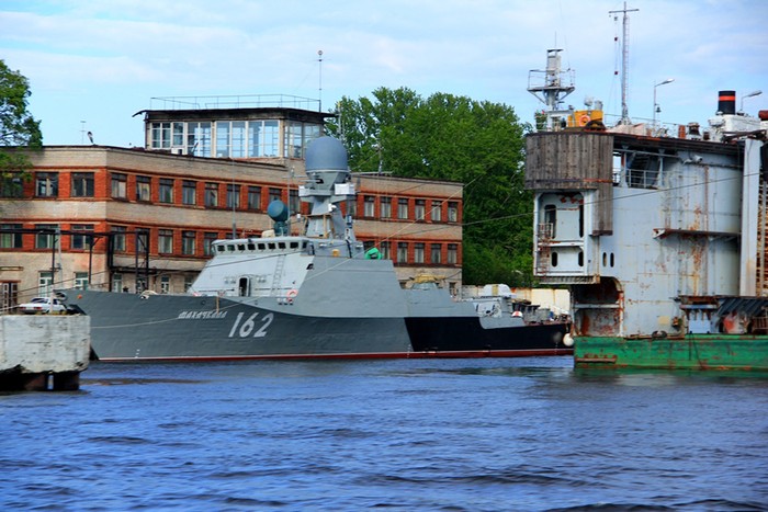 Tàu pháo Makhachkala project 21630. Chiến hạm này có đặc điểm và tính năng cũng như trang bị vũ khí tương tự như Volgodonsk. Tuy nhiên, trong ảnh, tàu chưa được lắp đặt pháo hạm 100 mm ở phía trước thân tàu.