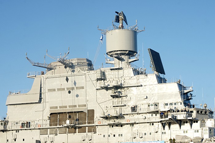 Hệ thống radar của tàu sân bay INS Vikramaditya.