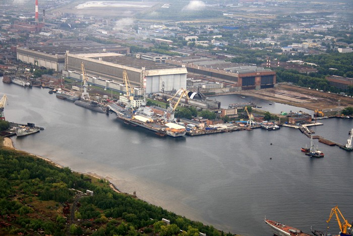 Nhà máy đóng tàu Sevmash có trụ sở tại Severodvinsk với chuyên môn chính của nhà máy là sản xuất các tàu chiến, tàu ngầm và các trang thiết bị hàng hải cho Hải quân.Đây cũng là xưởng đóng tàu duy nhất ở Nga sản xuất tàu ngầm hạt nhân.