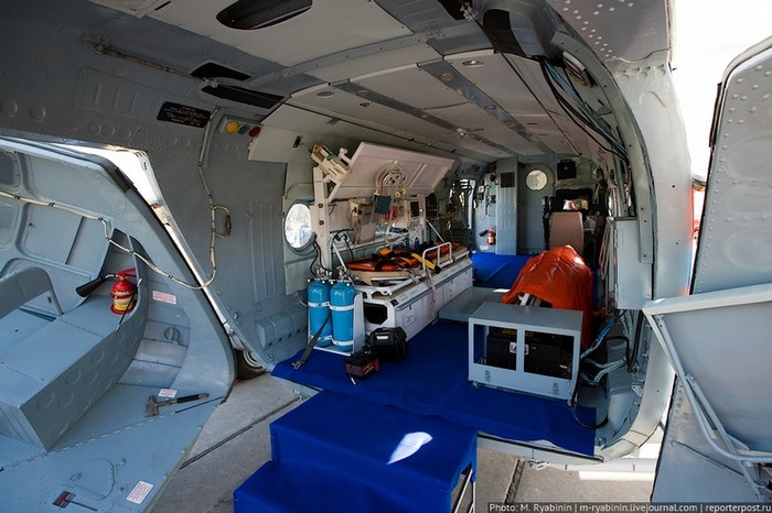 Máy bay MI-8MPS có thể nhấc 10 người một lúc bằng dây treo qua bè cứu hộ PSN-10 và cũng có thiết bị hạ cánh khẩn cấp đảm bảo khả năng nổi tới 30 phút khi bắt buộc phải hạ khẩn cấp xuống biển. Trong ảnh là nội thất trực thăng Mi-8MPS.