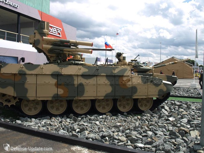 BMP-T được trang bị động cơ diesel đa nhiên liệu V-92S2, công suất 1.000 mã lựccho phép nó đạt ốc độ tối đa trên đường nhựa là 65km/h, tầm hoạt động 550km. Xe có khối lượng chiến đấu 47 tấn, kíp chiến đấu 5 người.