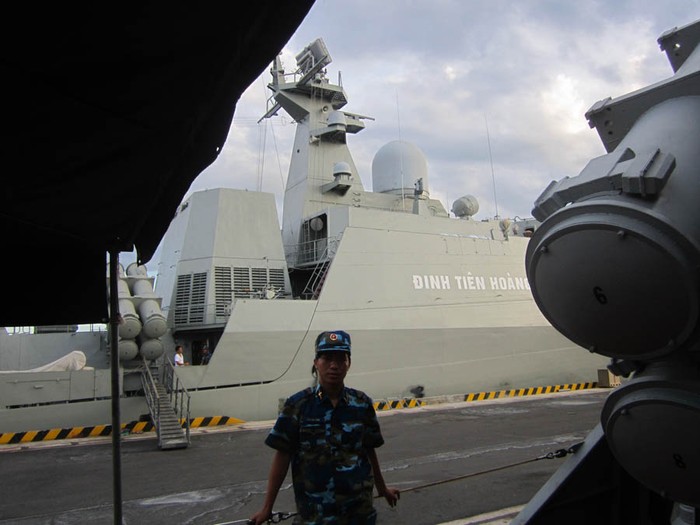 Cập cảng Cam Ranh ngày 5 tháng 3 năm2011, hộ vệ hạm tên lửa Đinh Tiên Hoàng Projekt 11661E Gepard 3.9 do nhà máy đóng tàu Gorky ở Zelenodolsk của Nga đóng theo hợp đồng đã ký kết với Hải quân Việt Nam vào tháng 12 năm 2006.
