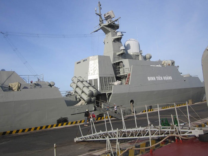 Đinh Tiên Hoàng là chiến hạm đầu tiên được khởi đóng từ ngày 10 tháng 7 năm 2007. Chiến hạm được thiết kế để thực hiện các nhiệm vụ như tìm kiếm, theo dõi và chống lại các mục tiêu trên không, mặt nước và chống ngầm.