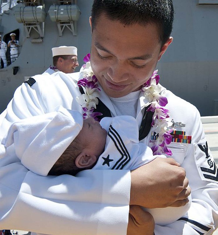 Harbor (ngày 07 tháng 6 năm 2012): Thủy thủ Brian Sacman gặp lại con trai của mình sau 6 tháng làm việc trên khu trục tên lửa dẫn đường USS Chafee (DDG 90).
