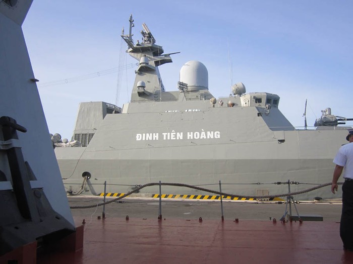 Với khả năng tàng hình, Hộ vệ hạm Đinh Tiên Hoàng có thể tiến hành các hoạt động tuần liễu, hộ tống và tuần tra bảo vệ lãnh hải vùng đặc quyền kinh tế một cách độc lập hoặc tác chiến biên đội.