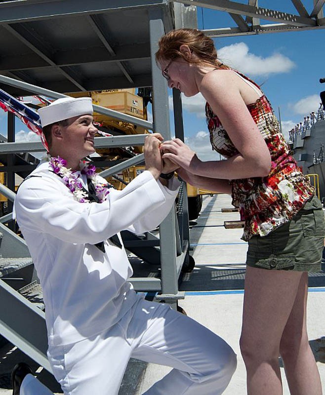 Harbor (ngày 07 tháng 6 năm 2012): Thủy thủ Nathan Mawer cầu hôn người bạn gái của mình Sarah Bankston sau 6 tháng làm việc trên tàu khu trục tên lửa dẫn đường USS Chafee (DDG 90).