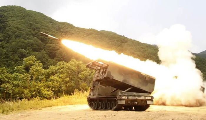 Cheorwon, Hàn Quốc (ngày 12 tháng 6 năm 2012): Hệ thống rocket nhiều nòng của Mỹ khai hỏa trong cuộc tập trận chung giữa Mỹ và Hàn Quốc tại Cheorwon.