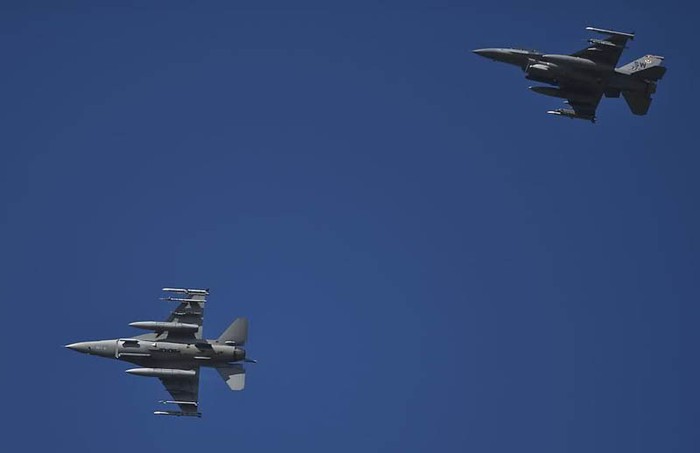 Hai tiêm kích F-16C Fighting Falcon thuộc phi đội máy bay chiến đấu 77 trở về căn cứ không quân Eielson, Alaska sau khi hoàn thành nhiệm vụ huấn luyện chiến đấu tại căn cứ không quân Shaw, Nam Carolina ngày 11 tháng 6 năm 2012.