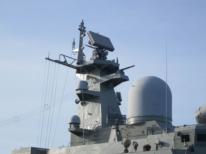 Hình ảnh cận cảnh hệ thống radar của hộ vệ hạm Đinh Tiên Hoàng. Hệ thống radar này sẽ phát hiện các mục tiêu trên không, trên biển từ xa để đưa ra cảnh báo, đồng thời cung cấp các tham số cho các hệ thống vũ khí của chiến hạm để tiêu diệt mục tiêu.