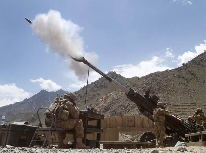 Afghanistan (ngày 09 tháng 6 năm 2012): Binh lính thuộc Trung đoàn pháo 155mm tại căn cứ Forward Operating ở Bostick, tỉnh Kunar của Afghanistan ngày 09 Tháng Sáu 2012.
