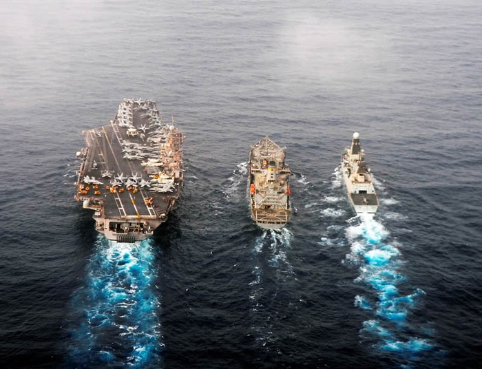 Biển Ả Rập (ngày 06 tháng 6 năm 2012): Tàu sân bay USS Abraham Lincoln (CVN 72), tàu chở dầu USNS Guadalupe (T-AO 200), và tàu khu trục HMS Daring (D32) của Hải quân Hoàng gia Anh trên đường đi thực hiện nhiệm vụ tải vùng biển Ả Rập. USS Abraham Lincoln được triển khai đến khu vực của Hạm đội 5 để tiến hành các hoạt động an ninh hàng hải tại vùng biển Ả Rập.