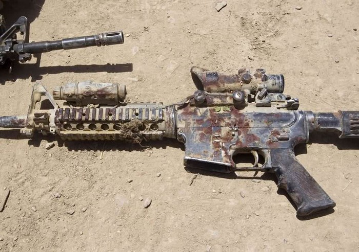 Afghanistan (ngày 12 tháng 6 năm 2012: Khẩu súng trường M4 đầy máu của lính Mỹ bị thương bởi một thiết bị nổ tự chế (IED) trong một cuộc tuần tra ở miền nam Afghanistan.