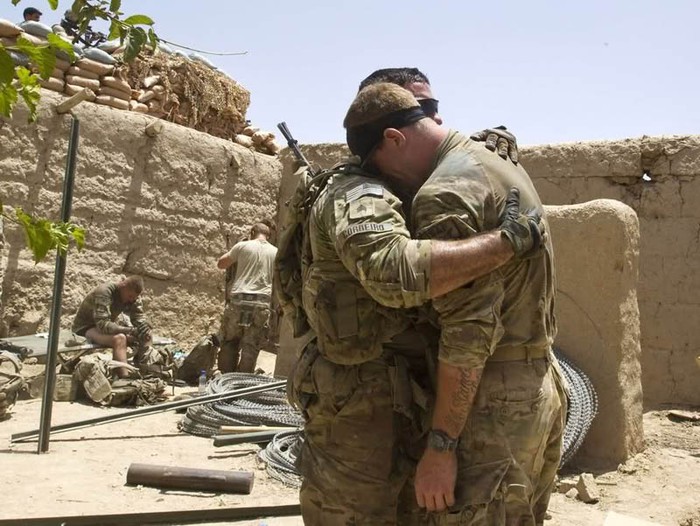 Binh sĩ Mỹ động viên nhau sau khi bị tấn công trong một cuộc tuần ta ở miền nam Afghanistan khiến nhiều người bị thương nặng.