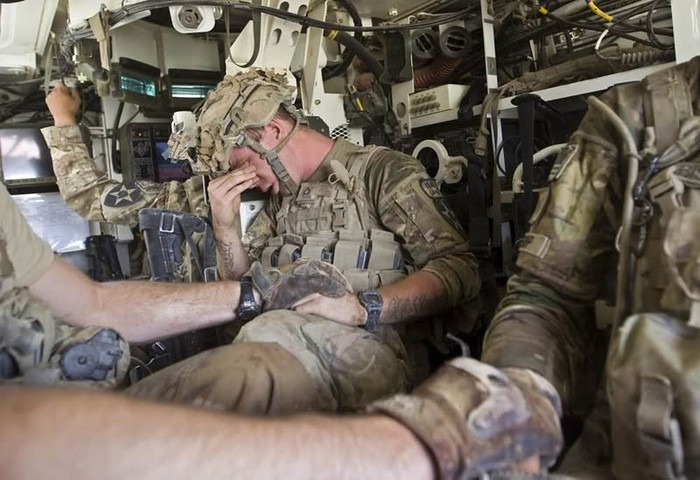 Những binh sĩ bị thương trong cuộc tuần tra ở miền nam Afghanistan được đưa lên xe bọc thép và chuyển đến nơi an toàn.