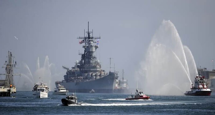 Los Angeles (ngày 09 tháng 6 năm 2012): Chiến hạm USS Iowa cập cảng Los Angeles để trở thành bảo tàng nổi trên biển sau hơn 6 thập kỷ phục vụ trong hải quân Hoa Kỳ.