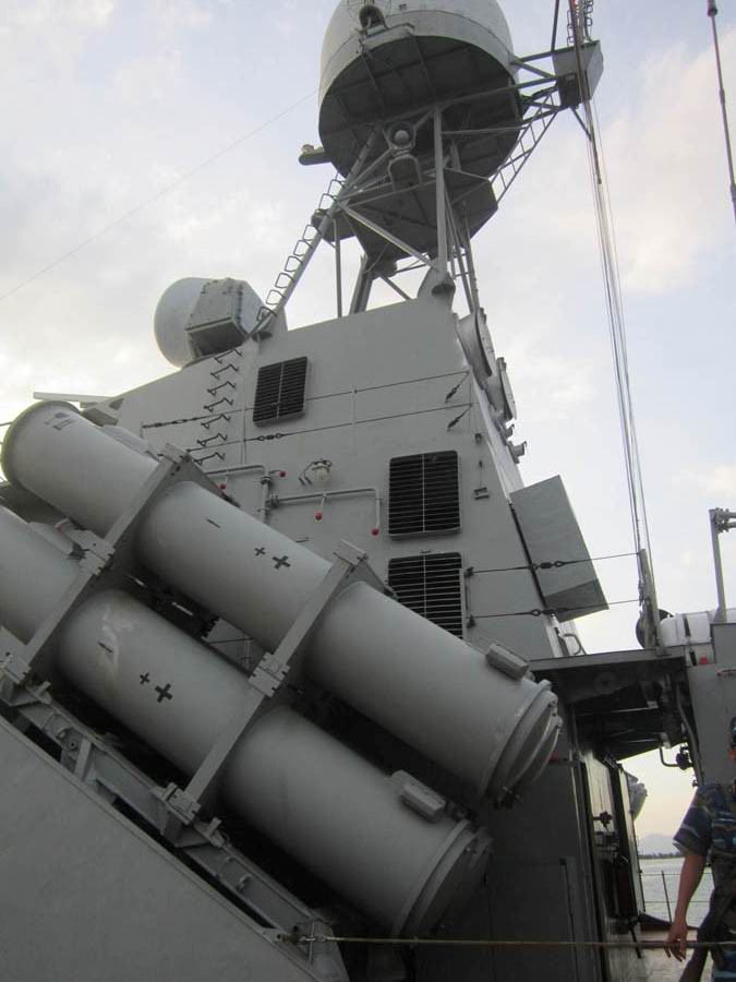 Vũ khí trên tàu bao gồm: 8 tên lửa đối hạm Kh-35 Uran, 1 khẩu 76,2 mm/59cal DP, 1 khẩu pháo 30 mm và 2 khẩu súng máy 12,7 mm..... Trong ảnh là tổ hợp tên lửa đối hạm Uran và hệ thống radar của tàu tên lửa tốc độ cao BPS-500.