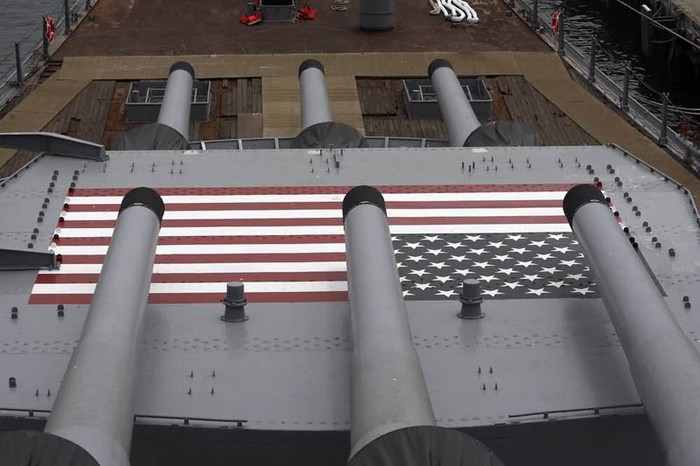 Mặt boong tàu USS Iowa vinh dự được sơn quốc kỳ Mỹ.