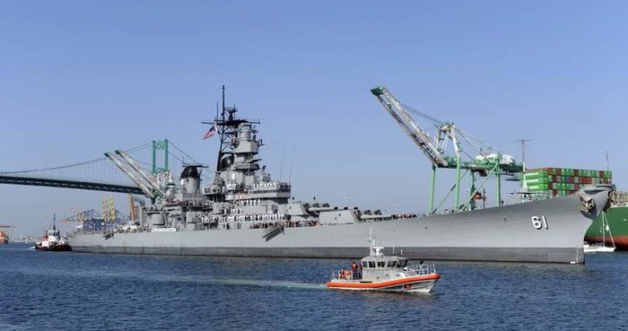 Chiến hạm USS Iowa chính thức trở thành bỏa tàng nổi trên biển tại cảng Los Angeles.