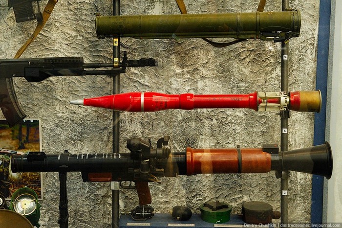 Từ trên xuống dưới: Súng phóng lựu RPG-18 Mukha, lựu đạn chống tăng PG-9, súng phóng lựu RPG-16.