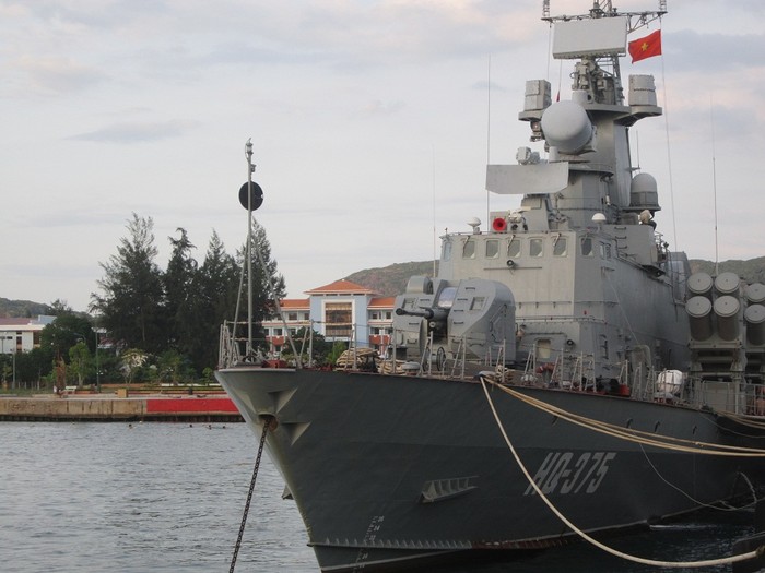 Tàu tên lửa Molnya (NATO gọi là Tarantul V) của Hải quân nhân dân Việt Nam.. Đây là một trong hai tàu tên lửa cao tốc đầu tiên thuộc Project 1241.8 mà Việt Nam mua của Nga.