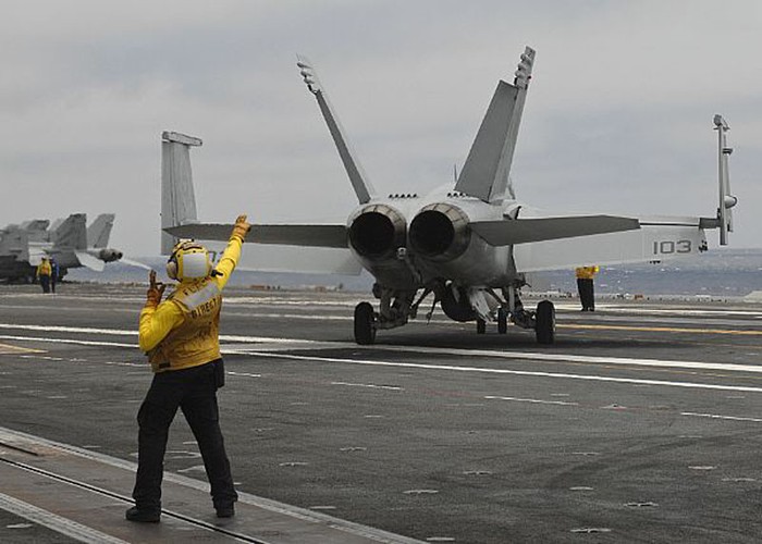 Thái Bình Dương (18/6/2012): Máy bay F/A-18F Super Hornet chuẩn bị cất cánh từ tàu sân bay USS Nimitz (CVN 68). Nimitz gần đây đã tham gia vào tập trận RIMPAC-2012 trên Thái Bình Dương, cuộc tập trận hàng hải lớn nhất thế giới.